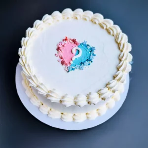 Weisser Cake mit Pink-Blauem Herzen in der Mitte Gender Reveal Cake Artist Berlin