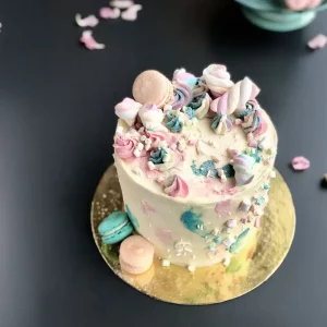 Bunt dekorierter Gender Reveal Kuchen mit Marshmallows und Macarons