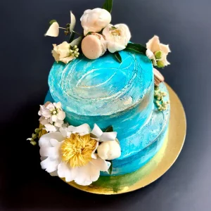 Blaue Kommunionstorte „Aqua“ mit floraler Dekoration – handgefertigt von Cake Artist Berlin