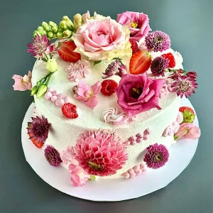 Geburtstagstorte „Bloom“ mit floraler Dekoration und Beeren – handgefertigt von Cake Artist Berlin