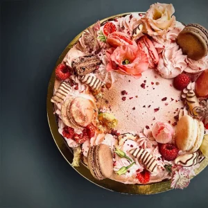 Florale Babytorte „Blossom“ mit Macarons und Beeren – handgefertigt von Cake Artist Berlin