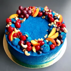 Blaue Geburtstagstorte „Blue & Berries“ mit Beeren und Nüssen – handgefertigt von Cake Artist Berlin