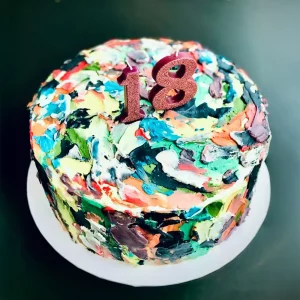 Bunte Geburtstagstorte mit moderner Struktur – handgefertigt von Cake Artist Berlin