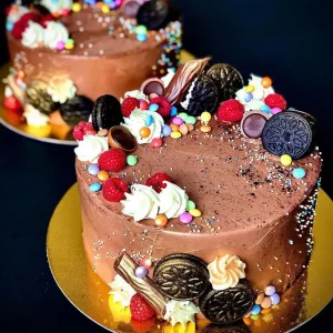 Schokoladen-Geburtstagstorte „Choco“ mit Oreo, Beeren und Candy-Dekoration – handgefertigt von Cake Artist Berlin