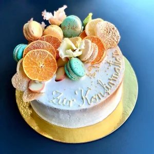 Helle Tauftorte „Citrus“ mit Blüten und Zitrusfrüchten – handgefertigt von Cake Artist Berlin