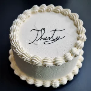 Klassische Geburtstagstorte „Classic“ mit eleganter Schrift und Creme-Rand – handgefertigt von Cake Artist Berlin