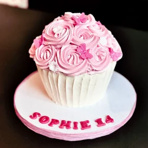 Geburtstagstorte „Cloud“ mit cremiger Dekoration im Cupcake-Stil – handgefertigt von Cake Artist Berlin