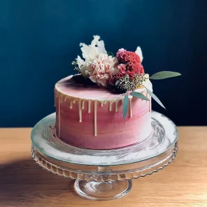 Florale Geburtstagstorte „Floral Drip“ mit Blüten und sanftem Drip-Finish – handgefertigt von Cake Artist Berlin