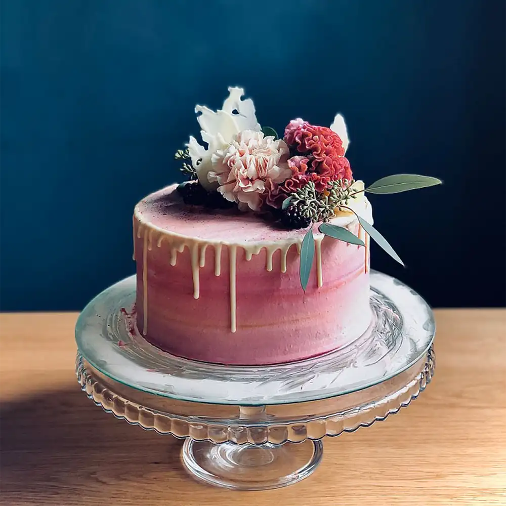 Florale Geburtstagstorte „Floral Drip“ mit Blüten und sanftem Drip-Finish – handgefertigt von Cake Artist Berlin