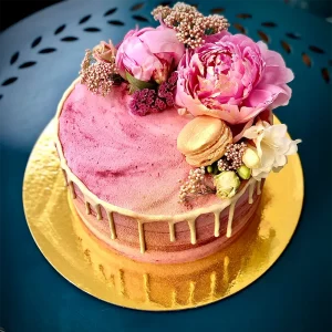 Florale Tauftorte „Flower“ mit Blumen und Macaron – handgefertigt von Cake Artist Berlin