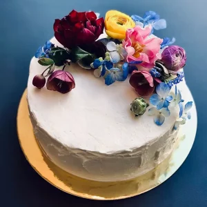 Weiße Geburtstagstorte „Garden“ mit floraler Dekoration – handgefertigt von Cake Artist Berlin