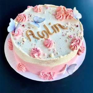 Geburtstagstorte mit Schmetterlingen und Namensschriftzug – handgefertigt von Cake Artist Berlin