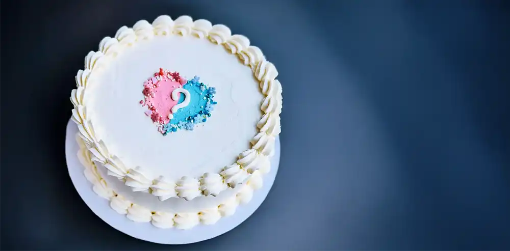 Gender-Reveal-Torte mit Fragezeichen in Rosa und Blau – handgefertigt von Cake Artist Berlin
