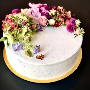 Florale Tauftorte „Grace“ mit Blumenkranz – handgefertigt von Cake Artist Berlin