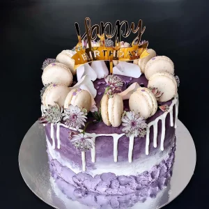Geburtstagstorte „Macaron“ mit Macarons und floraler Dekoration – handgefertigt von Cake Artist Berlin