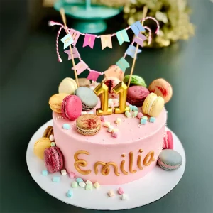 Geburtstagstorte „Party“ mit Macarons, Wimpelkette und Candy-Dekoration – handgefertigt von Cake Artist Berlin