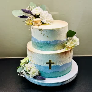 Zweistufige Tauftorte „Unity“ mit floraler Dekoration – handgefertigt von Cake Artist Berlin