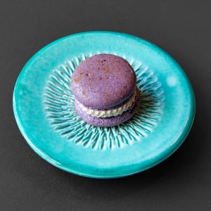 Macaron mit Pflaume-Zimt Geschmack – handgemachtes französisches Macaron Cake Artist Berlin