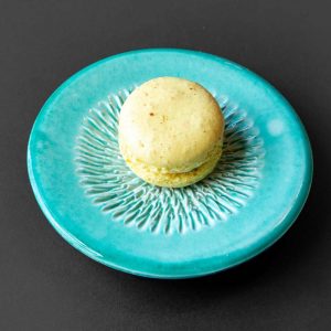 Gelber Zitronen Macaron auf einem Teller Cake Artist Onlineshop