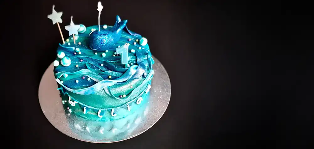 blaue Babytorte mit Wal und Kerze Cake Artist Onlineshop Berlin