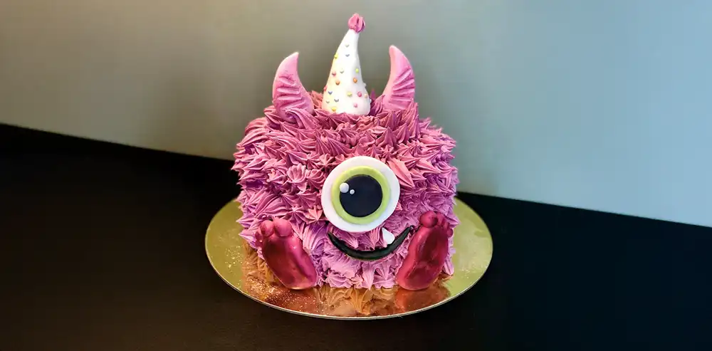 Kreative handgemachte Geburtstagstorte mit verspieltem Monsterdesign von Cake Artist
