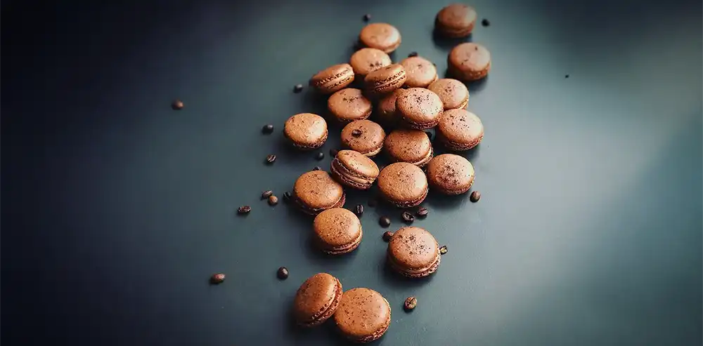 Handgemachte Schokoladen-Macarons aus frischen Zutaten von Cake Artist